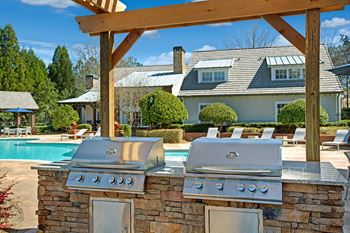 Outdoor Grilling & BBQ Area